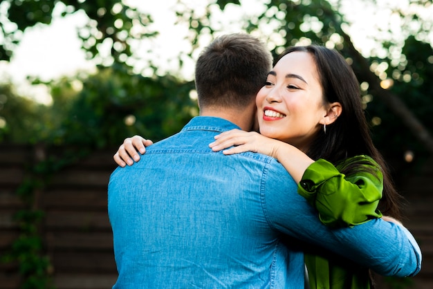 Gratis foto smiley jong meisje knuffelen een vriend