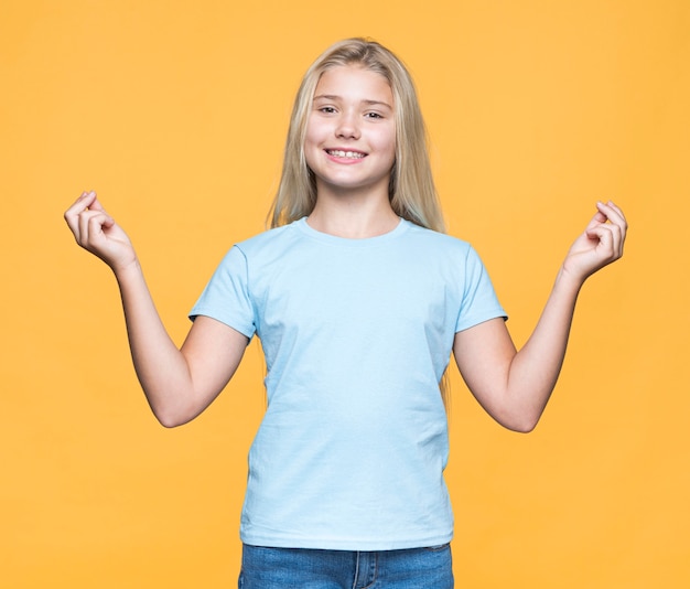 Smiley jong meisje met gele achtergrond