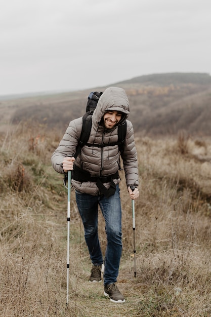 Smiley jonge man met apparatuur klimmen