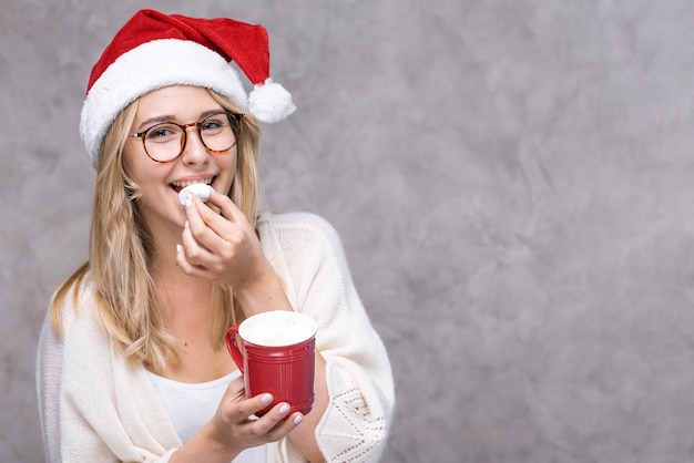 Smiley jonge vrouw met kerstmishoed