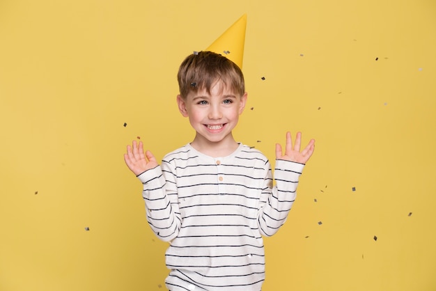 Smiley jongetje geïsoleerd op geel