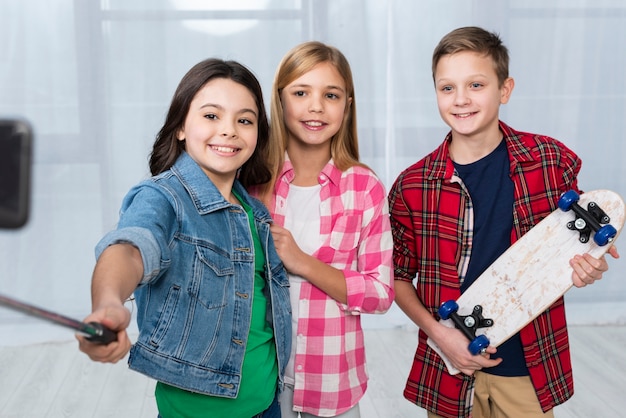 Smiley-kinderen die selfies maken