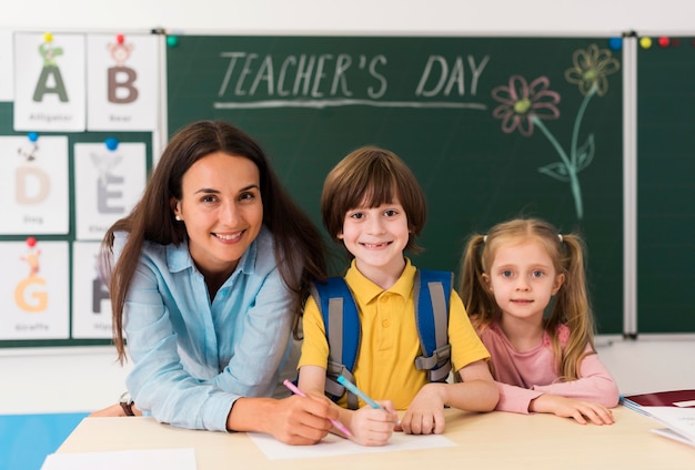 Smiley leraar helpt studenten in de klas