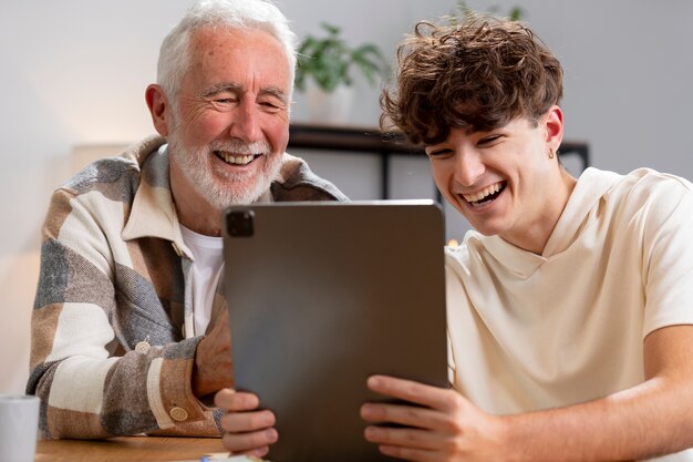 Smiley man en tiener met tablet
