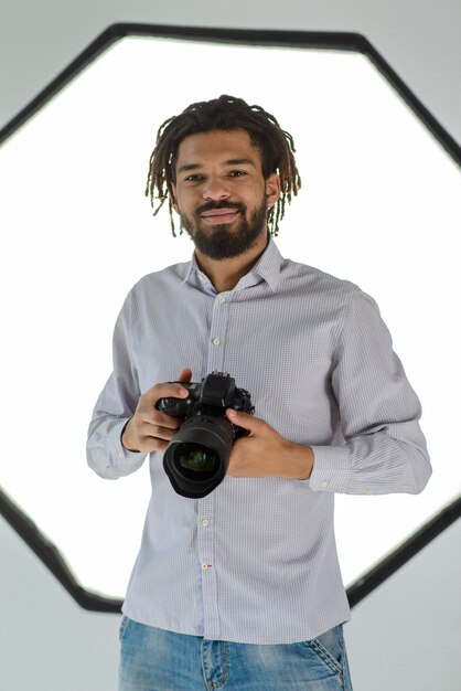 Smiley man met camera