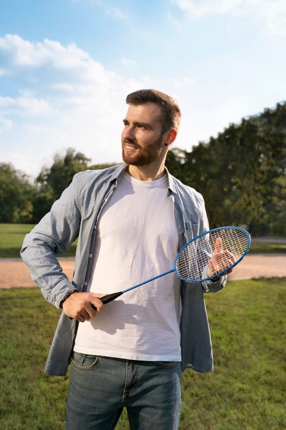 Smiley man met racket vooraanzicht