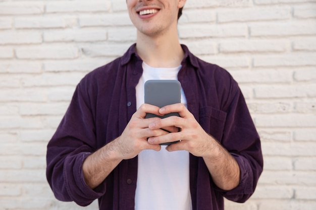 Smiley man met smartphone