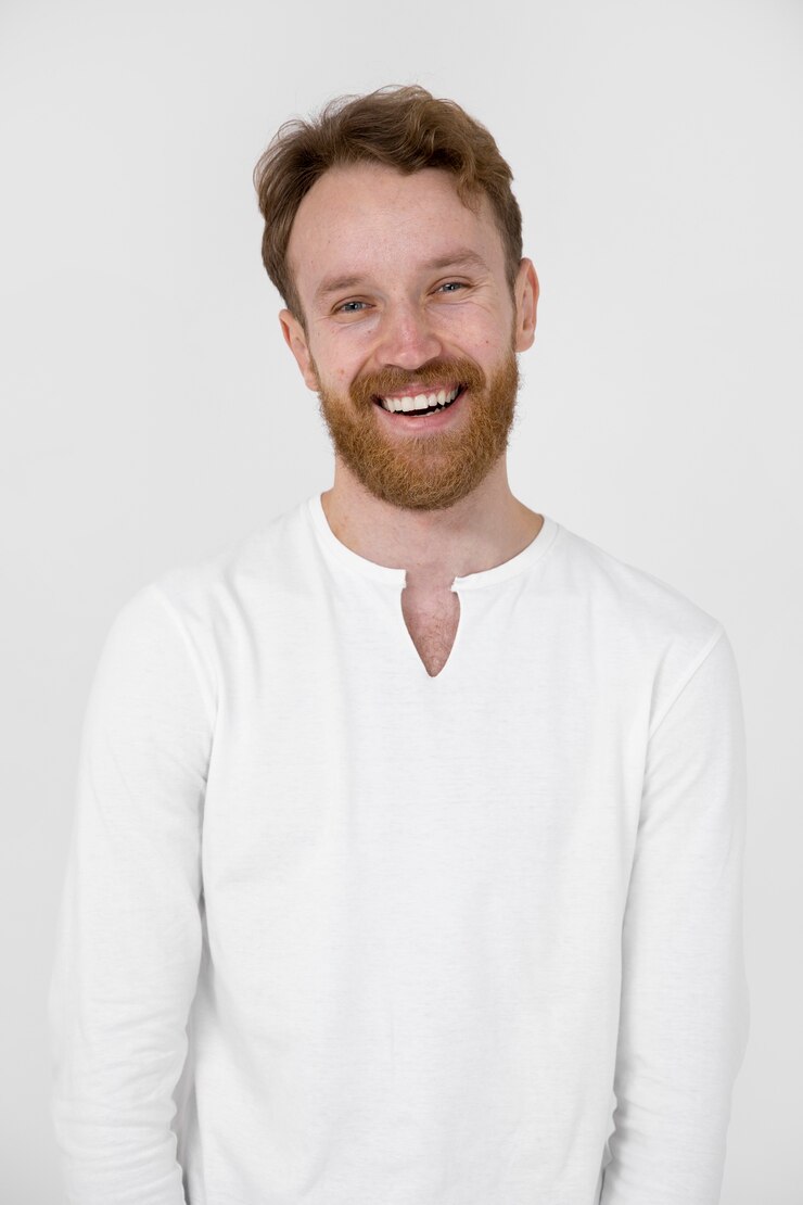Gratis Foto smiley man met wit overhemd medium shot