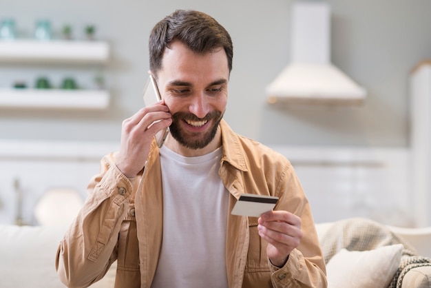 Smiley man online bestellen terwijl hij aan de telefoon is