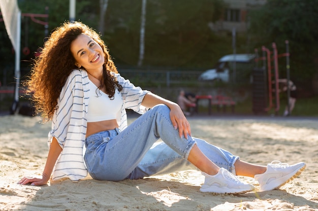 Smiley meisje buiten poseren