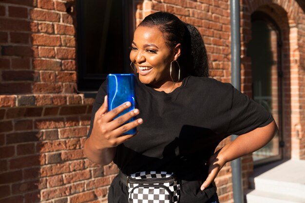 Smiley meisje kijkt naar haar telefoon