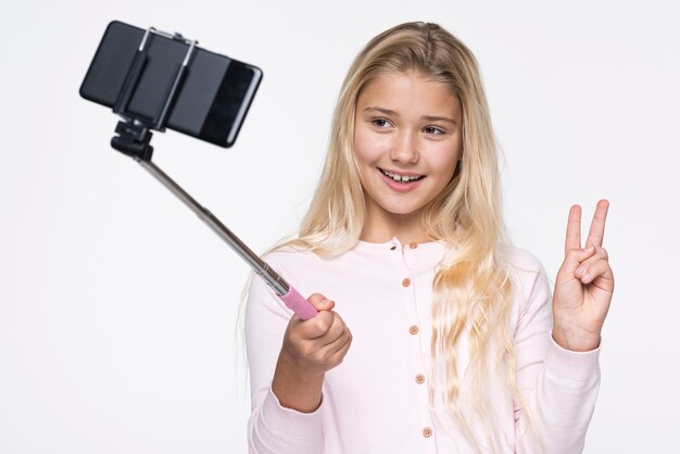 Smiley meisje neemt selfies van zichzelf