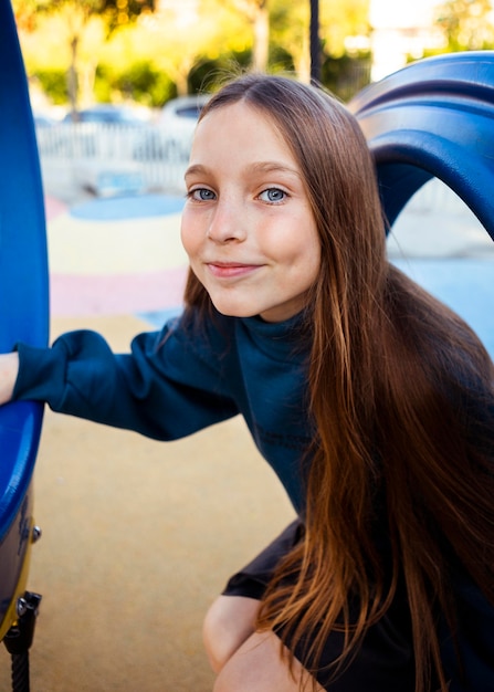 Gratis foto smiley meisje plezier op de speelplaats