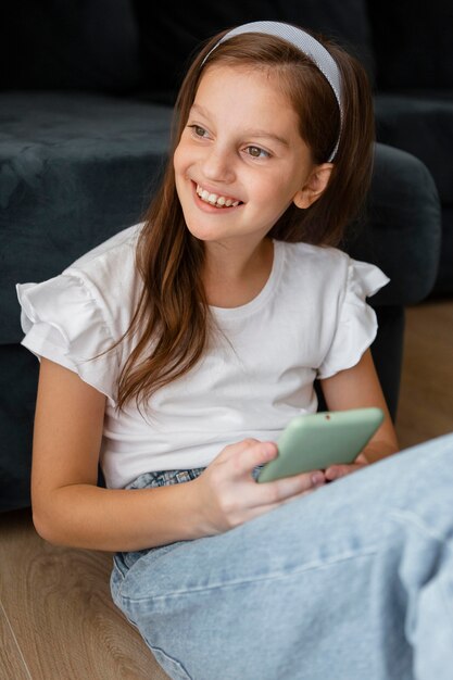 Smiley meisje wegkijken
