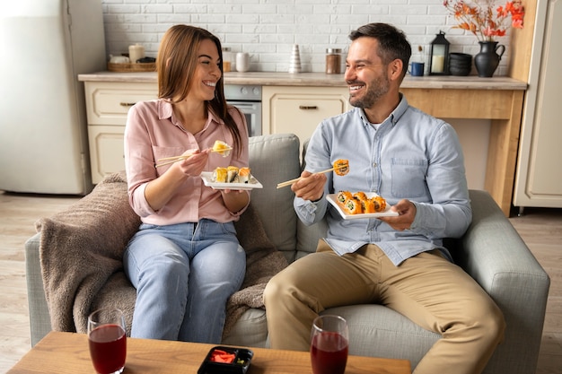 Gratis foto smiley mensen met sushi bestellen vooraanzicht