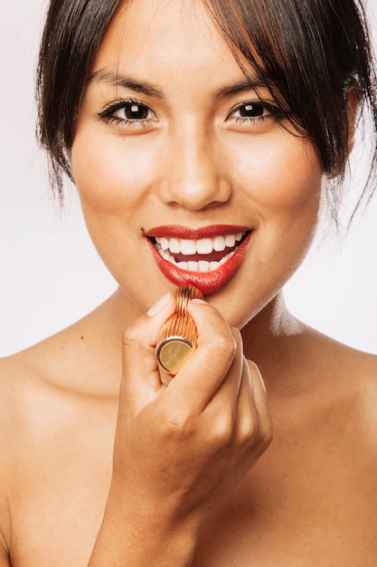 Smiley model met rode lippen