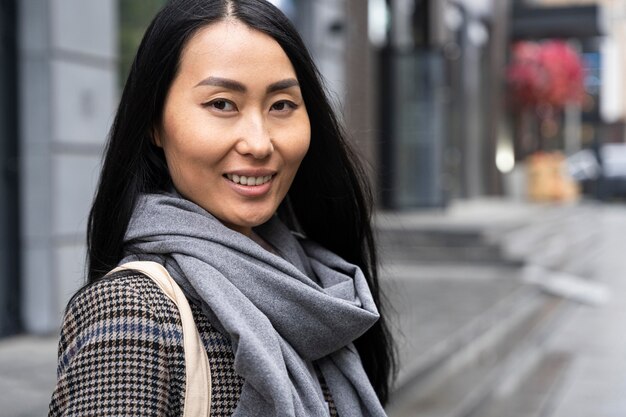 Smiley model poseren in de stad