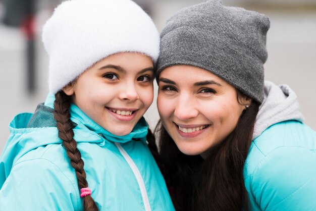 Smiley moeder en dochter buiten