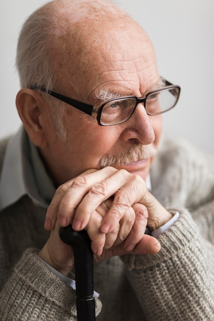 Smiley oude man in een verpleeghuis met stok