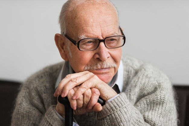 Smiley oude man in een verpleeghuis