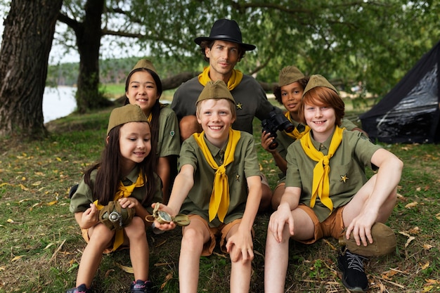 Gratis foto smiley scouts buiten vooraanzicht