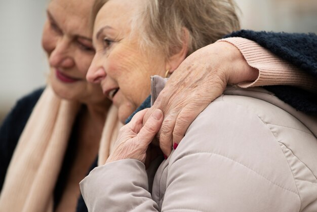 Smiley senior vrienden aan het chatten