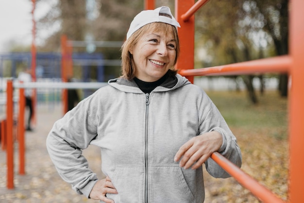 Smiley senior vrouw buitenshuis uit te werken