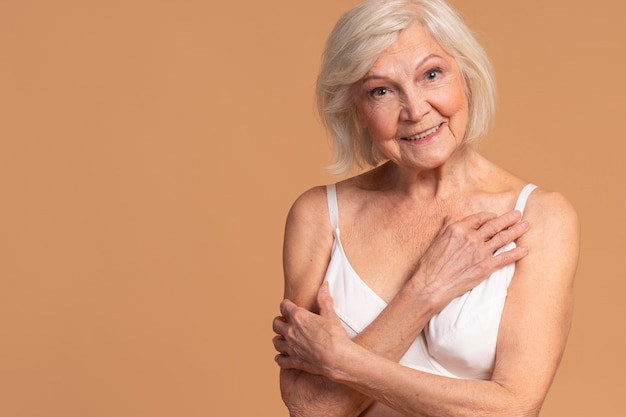 Smiley senior vrouw poseren medium shot