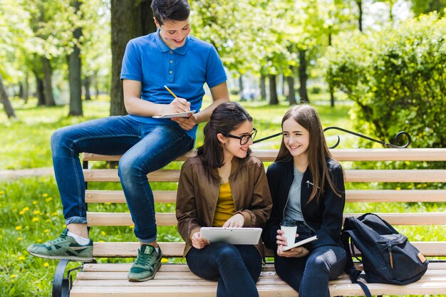 Smiley studenten op de bank