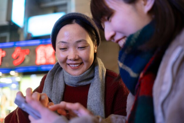 Smiley tienermeisjes kijken naar smartphone