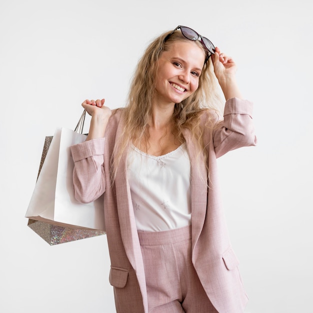 Smiley volwassen vrouw blij met boodschappentassen