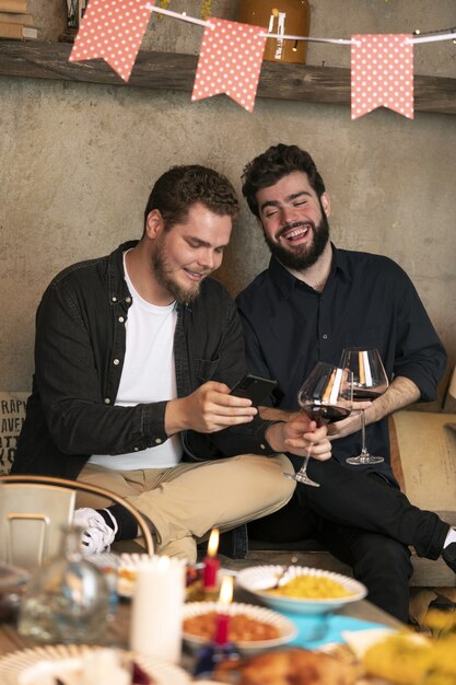 Smiley-vrienden met vooraanzicht van drankjes