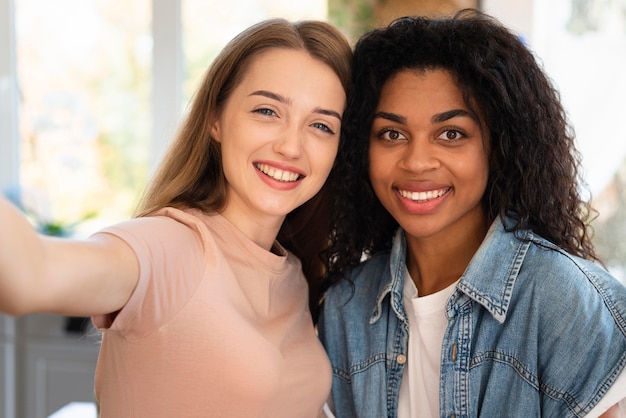 Smiley-vriendinnen die samen een selfie nemen