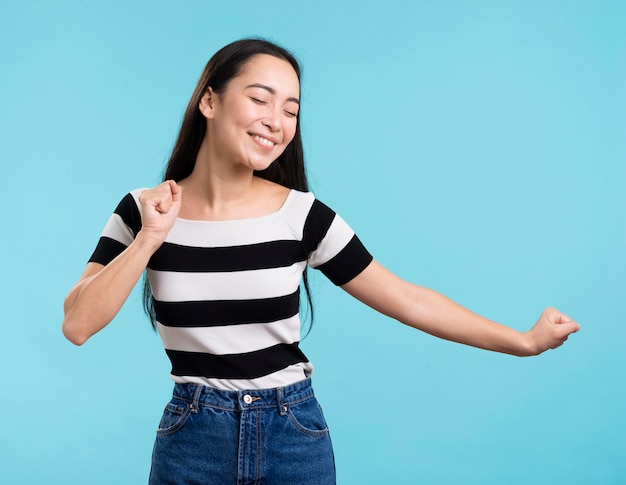 Smiley vrouw dansen