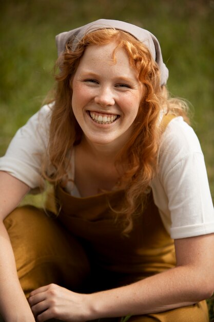 Gratis foto smiley vrouw in de natuur medium shot