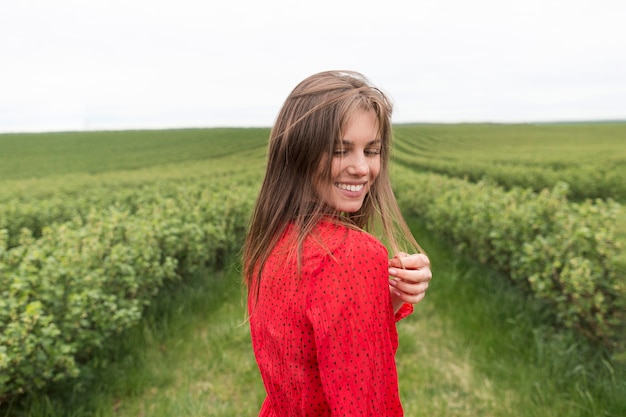 Gratis foto smiley vrouw in het veld