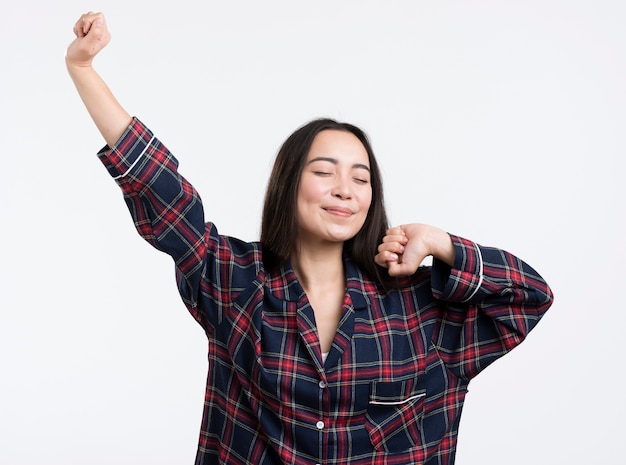 Gratis foto smiley vrouw in pijma