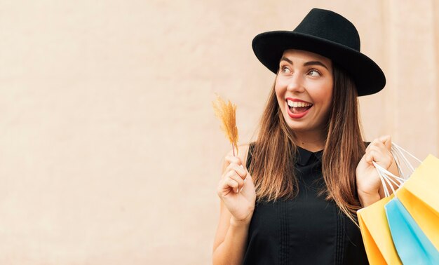 Smiley vrouw met boodschappentassen met kopie ruimte