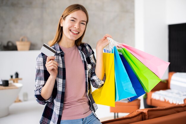 Smiley vrouw met papieren zakken en creditcard