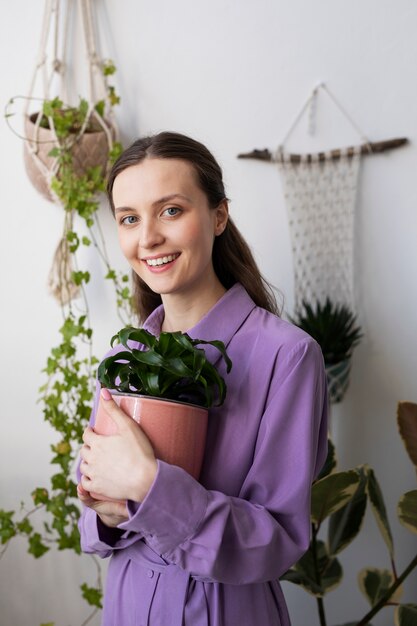 Smiley vrouw met plant medium shot