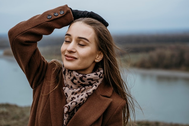 Smiley vrouw poseren buiten bij het meer