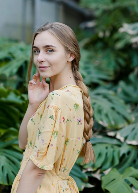 Smiley vrouw poseren in kas