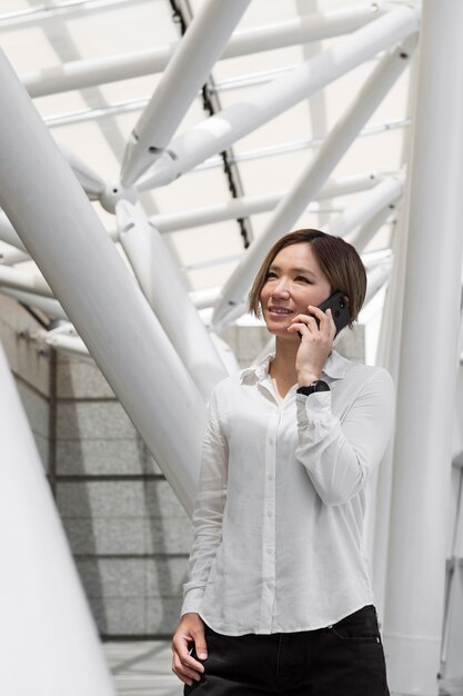 Smiley vrouw praten over de telefoon