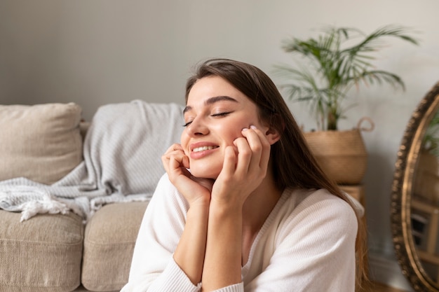 Gratis foto smiley vrouw thuis portret