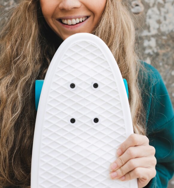 Smiley vrouw woth skateboard