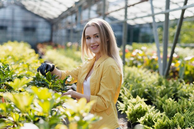 Smiley vrouw zorg voor planten