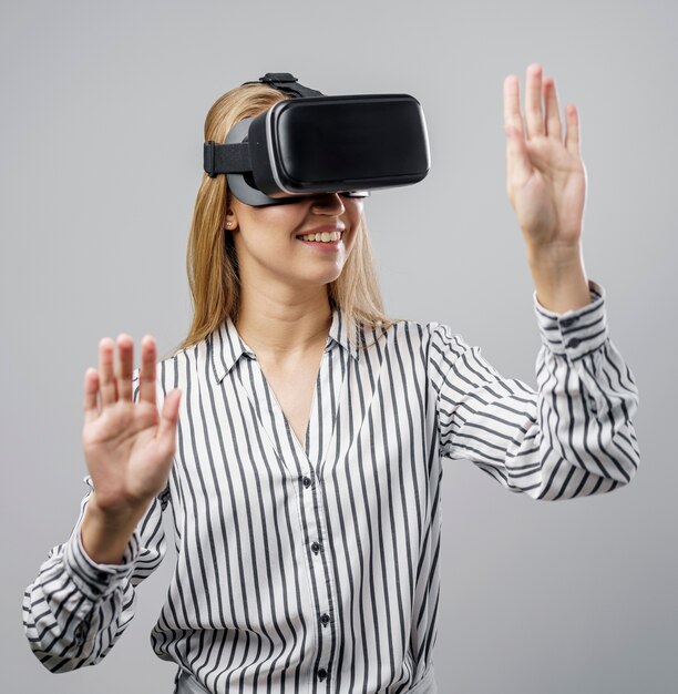 Smiley vrouwelijke wetenschapper met behulp van een virtual reality-headset