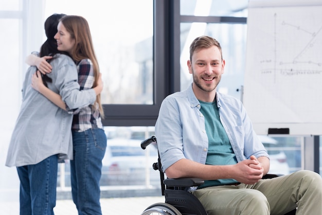 Gratis foto smiley vrouwen knuffelen