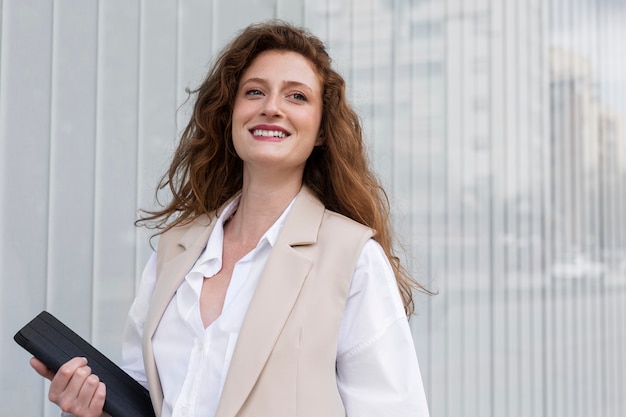 Smiley zakenvrouw met tablet zijaanzicht