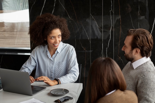 Smileycollega's die op het werk praten